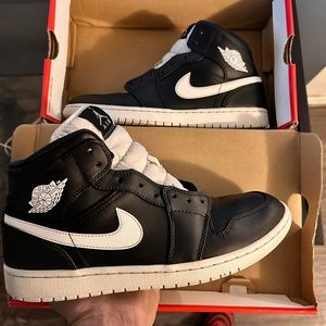 Jordan 1 “Black White”